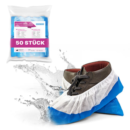 Un "sachet (50 pièces)" des couvre-chaussures ARNOMED CPE/PP de ARNOWA GmbH contient des surchaussures jetables, bleues et blanches, imperméables. L'eau éclaboussante souligne la protection fiable et l'étanchéité du produit.