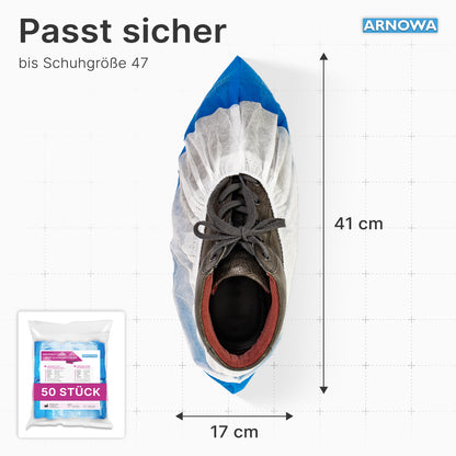 Une chaussure noire est couverte par un couvre-chaussures ARNOMED CPE/PP (ARNOWA GmbH), imperméable, blanc-bleu, 41x17 cm, pour les tailles jusqu'à 47. Dans l'incrustation, on voit un sachet "50 pièces".