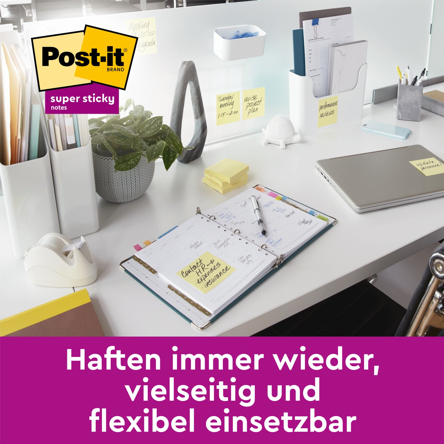 Ein aufgeräumter Schreibtisch mit Laptop, Planer, Pflanze und Büroartikeln, dekoriert mit gelben Post-it® Super Sticky 100 % Recycling Notes (76 x 76 mm, 70 Blatt/Block) der 3M Deutschland GmbH. Deutscher Text: "Immer wieder haften, vielseitig und flexibel einsetzbar.