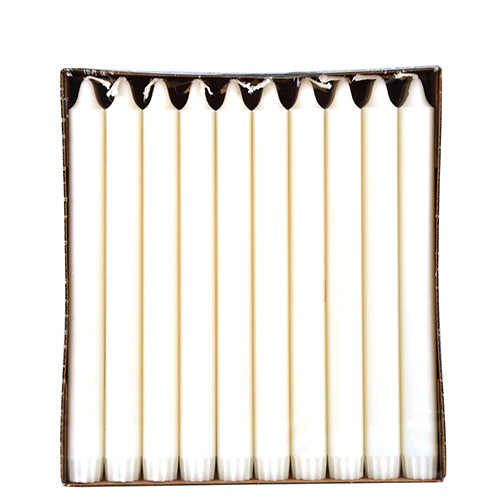 In der geöffneten Schachtel befinden sich 30 weiße PAPSTAR Kronkerzen (Ø 2,2 cm), hergestellt aus 100 % Stearin der PAPSTAR GmbH, sauber in einer Reihe aufgereiht, mit dem Docht nach oben.