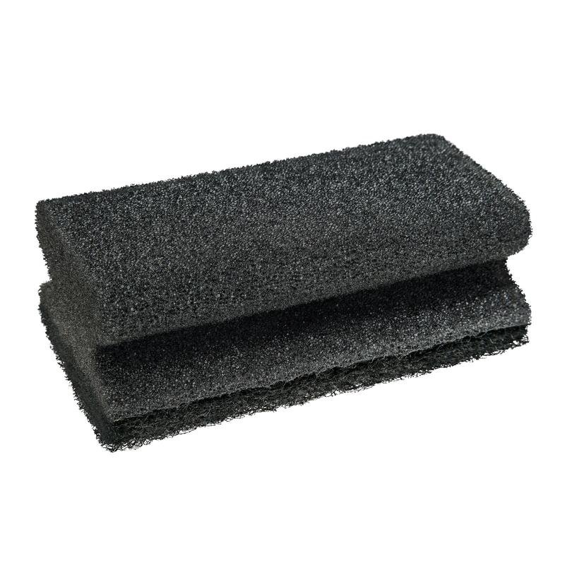 Le tampon à manche Scotch-Brite® de 3M Deutschland GmbH est une éponge de nettoyage noire, rectangulaire et rugueuse - pliée en deux et illustrée sur un fond blanc - parfait pour le nettoyage des grilles ; 1 pièce par paquet.