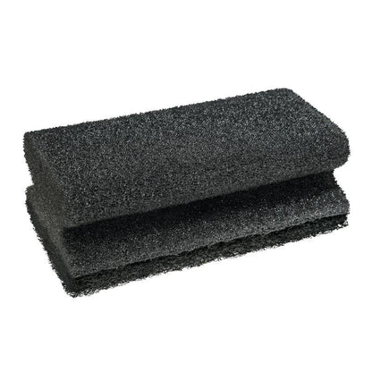 Le tampon à manche Scotch-Brite® de 3M Deutschland GmbH est une éponge de nettoyage noire, rectangulaire et rugueuse - pliée en deux et illustrée sur un fond blanc - parfait pour le nettoyage des grilles ; 1 pièce par paquet.
