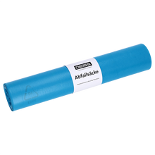 Eine aufgerollte blaue DEISS 50001 Müllsackrolle (700x1100x0,014 mm, 50 Säcke) mit weißem Etikett mit der Aufschrift "EMIL DEISS KG (GmbH + Co.)" und "Abfallsäcke" steht auf einem schlichten weißen Hintergrund.