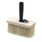La brosse de plafond Nölle Profi Brush de Bürsten- & Pinseltechnik e.K. dispose d'une base en bois plate, rectangulaire de 17x7 cm, de poils en fibres naturelles résistants à la chaleur et d'une poignée en plastique noir inclinée.