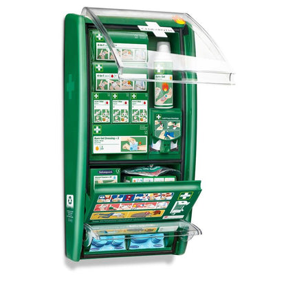 La station de premiers secours & brûlures Cederroth d'Orkla Wound Care AB (1 paquet) est un ensemble vert monté au mur avec des compartiments étiquetés pour les bandages, le gel pour brûlures, les pansements et les fournitures ; les couvercles transparents rendent le contenu et les instructions visibles.