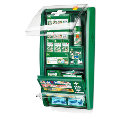 La station de premiers secours & brûlures Cederroth d'Orkla Wound Care AB est un ensemble vert monté au mur dans un paquet avec des compartiments pour les brûlures, les gels et les bandages ainsi qu'une instruction illustrée sur le couvercle et dans les compartiments.