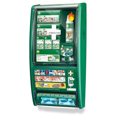 La station de premiers secours & brûlures Cederroth d'Orkla Wound Care AB est une station de premiers secours verte montée au mur avec des compartiments pour le gel pour brûlures, les bandages, les bandages en mousse douce et une instruction illustrée à l'avant.