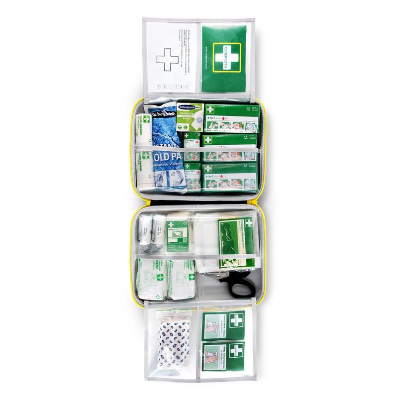La trousse de secours LARGE DIN d'Orkla Wound Care AB contient des bandages, de la gaze, des blocs réfrigérants, des ciseaux, du ruban adhésif, des lingettes antiseptiques et des instructions de premiers secours - bien organisés dans des compartiments étiquetés. Emballage : 1 pièce.
