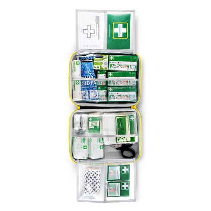 La trousse de secours LARGE DIN d'Orkla Wound Care AB contient des bandages, de la gaze, des blocs réfrigérants, des ciseaux, du ruban adhésif, des lingettes antiseptiques et des instructions de premiers secours - bien organisés dans des compartiments étiquetés. Emballage : 1 pièce.