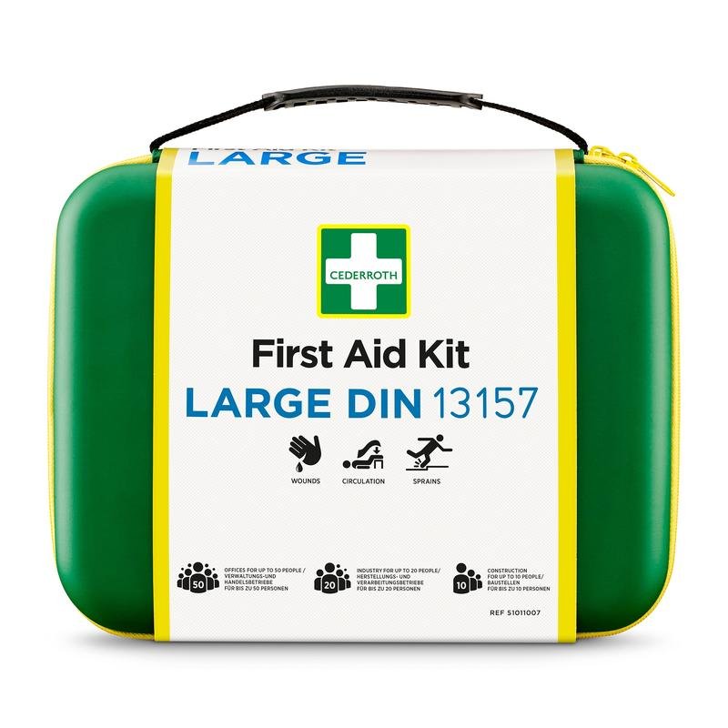 Une trousse de secours verte LARGE DIN d'Orkla Wound Care AB avec des symboles de plaies, de circulation et d'entorses. L'étui a une poignée et un devant blanc avec du texte bleu/noir. Emballage (1 pièce).