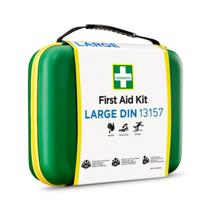 Une boîte de premiers secours rigide vert-jaune avec poignée, étiquetée "Trousse de secours LARGE DIN | Emballage (1 pièce)" d'Orkla Wound Care AB. L'étiquette montre des symboles pour les plaies, la circulation et les entorses et est conforme aux normes DIN strictes.