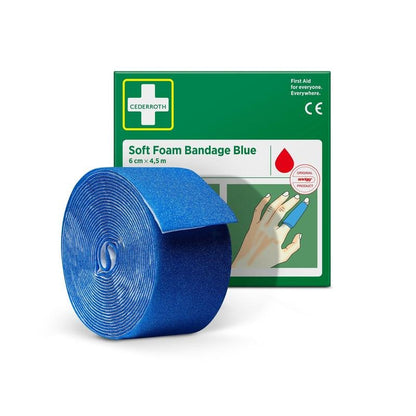 Un rouleau de bande mousse douce Cederroth bleue 6 cm x 4,5 m est illustré devant l'emballage vert-blanc de Orkla Wound Care AB, sur lequel la bande est enroulée autour d'un doigt.
