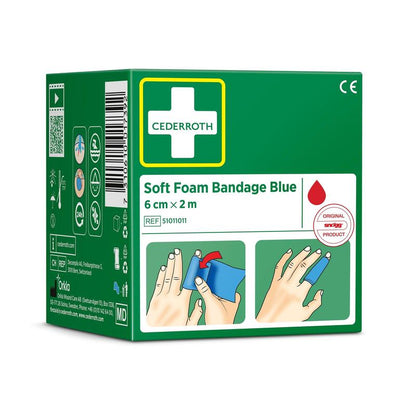 Sur une boîte verte Cederroth bandage en mousse douce bleu 6 cm x 2 m (1 pièce) de Orkla Wound Care AB, le nom du produit, des images d'application et des symboles de certification sont illustrés sur l'emballage.