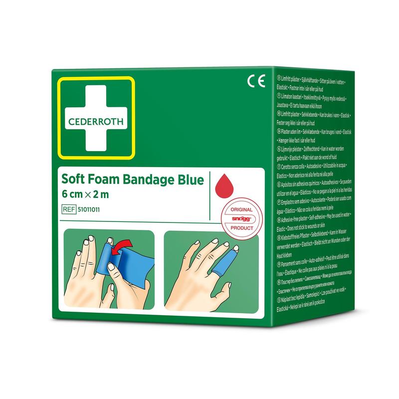 Un emballage Cederroth bandage en mousse douce bleu 6 cm x 2 m de Orkla Wound Care AB, dans une boîte verte avec une croix blanche, un symbole de goutte rouge et des illustrations pour l'application de bandages pour les doigts. Contient 1 pièce.