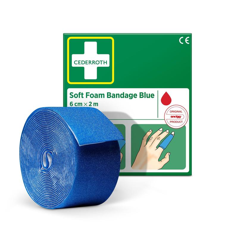 Un rouleau de bandage en mousse douce bleu Cederroth (6 cm x 2 m) de Orkla Wound Care AB est placé devant la boîte verte, sur laquelle est visible une illustration d'un bandage pour doigt. L'emballage contient 1 pièce.