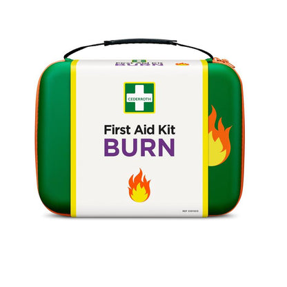 Une trousse de secours verte et blanche avec l'inscription "Cederroth trousse de premiers secours pour brûlures" avec des symboles de flamme et une poignée supérieure. Le nom de la marque "Orkla Wound Care AB" est affiché au-dessus d'une croix verte sur la valise.