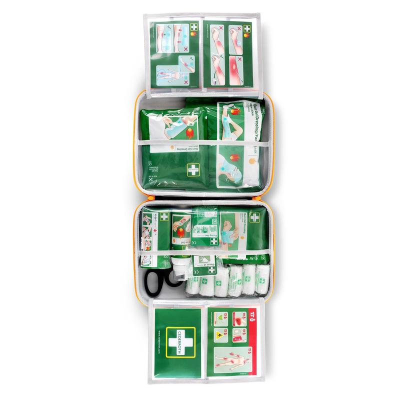 La trousse de premiers secours pour brûlures Cederroth d'Orkla Wound Care AB est ouverte et montre des compartiments organisés avec des bandages, des ciseaux et des cartes d'instructions avec des guides visuels en haut et en bas du kit.