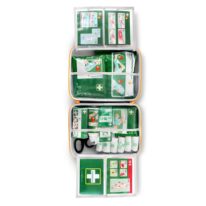 La trousse de premiers secours pour brûlures Cederroth d'Orkla Wound Care AB est ouverte et montre des compartiments organisés avec des bandages, des ciseaux et des cartes d'instructions avec des guides visuels en haut et en bas du kit.