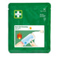 Sur un emballage vert portant l'inscription "Cederroth burn dressing 20x20 cm | Packung (1 Stück)" de Orkla Wound Care AB, une main est représentée appliquant la compresse stérile sur un bras brûlé, avec des symboles pour les premiers secours en cas de brûlures et le soulagement des douleurs.