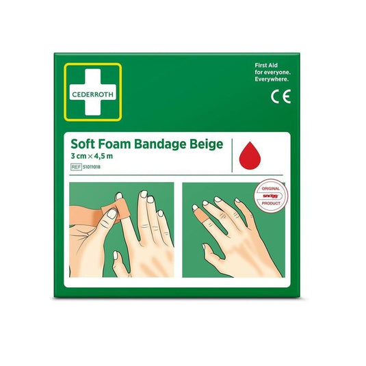 Une boîte verte portant la mention « Cederroth soft foam binde beige 3x450 cm | Paquet (1 pièce) » de la marque Orkla Wound Care AB, accompagnée d’un mode d’emploi pour le pansement de doigt, d’un symbole rouge en forme de goutte et du texte : « Les premiers secours pour tous. Partout. »