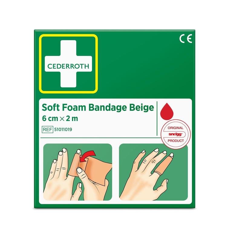 Une boîte verte portant la mention « Cederroth bande de mousse souple beige 6 cm x 2 m | Paquet (1 pièce) » de la marque Orkla Wound Care AB comporte un logo en forme de croix blanche, la référence 51011019 et deux notices illustrées expliquant comment appliquer la bande beige sur une main.