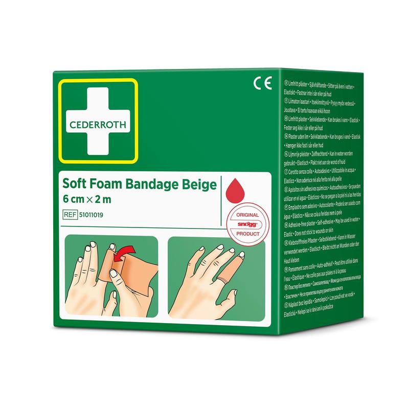 Une boîte verte contenant une bande de mousse souple Cederroth, de couleur beige, 6 cm x 2 m (1 pièce), de la marque Orkla Wound Care AB, avec des illustrations d'utilisation, un logo en forme de croix blanche, des informations sur le produit et un texte en plusieurs langues.