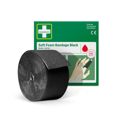 Un rouleau de bandage en mousse souple Cederroth noir (6 cm x 4,5 m) de Orkla Wound Care AB est exposé devant la boîte verte et blanche, sur laquelle une main avec le bandage noir est enroulée autour d'un doigt.