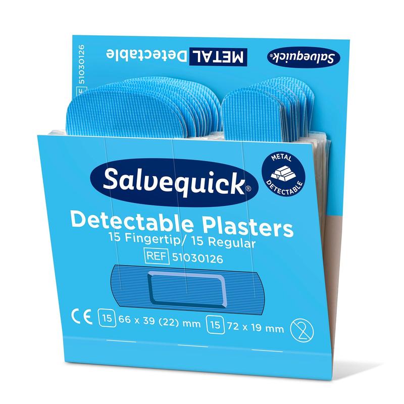 Une boîte bleue d'Orkla Wound Care AB avec l'inscription "détectable par métal", contenant 15 pansements pour les doigts et 15 pansements normaux (30 au total), avec la mention "Fingertip/normal bleu reconnaissable, 30 pièces/mine | Emballage (6 pièces)". Les dimensions du produit sont indiquées sur l'emballage.