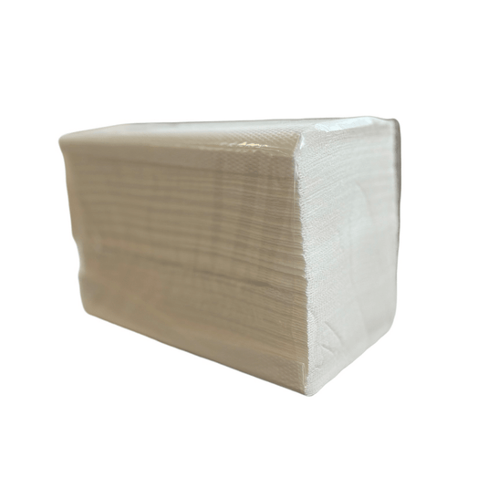 Une pile de serviettes en papier NORD, 2 couches, pliage en V (3 990 feuilles) de la marque CUP UP d.o.o., emballées dans un film plastique transparent et présentées sur un fond blanc uni ; livrées dans un carton contenant 15 paquets.