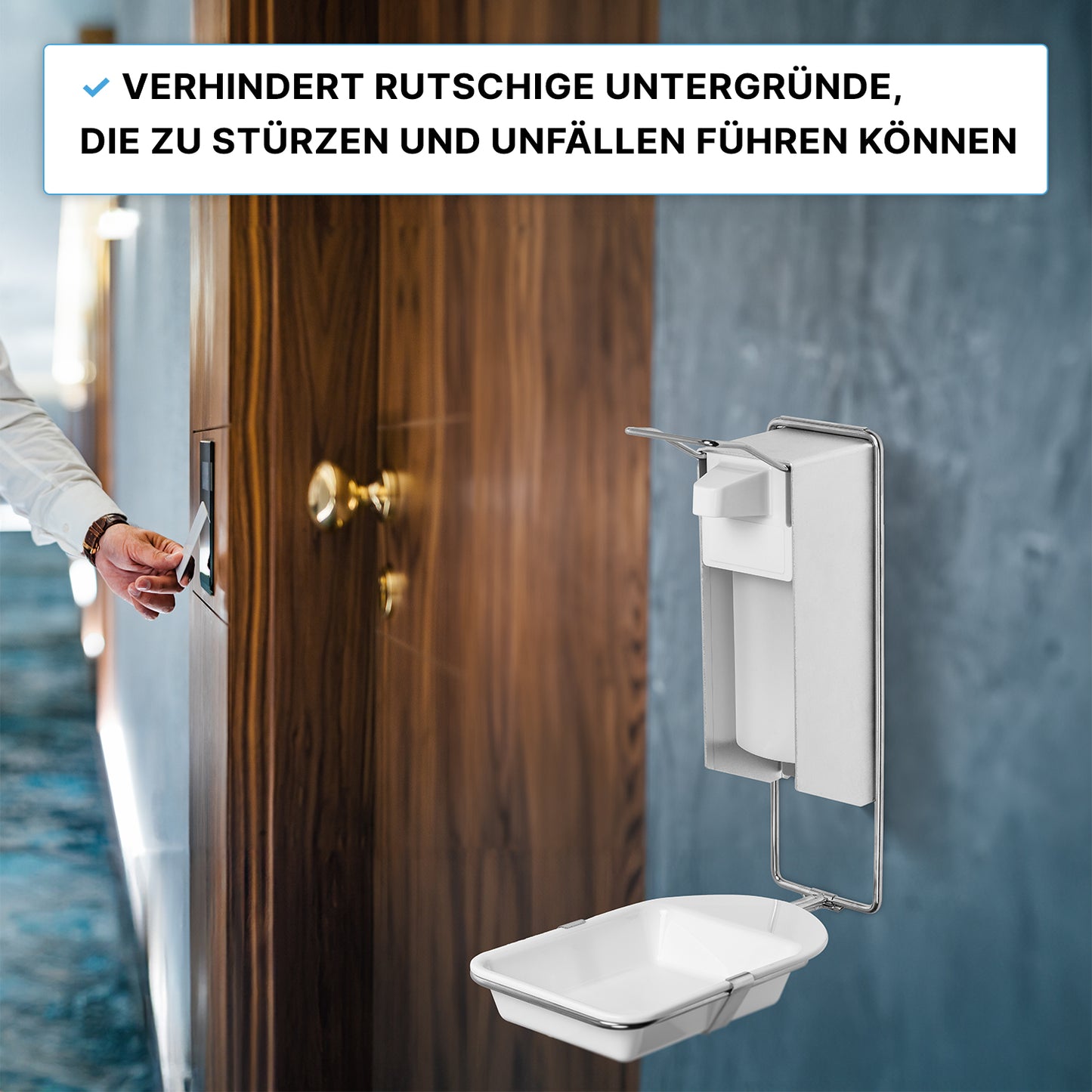 Une personne utilise une carte-clé à une porte en bois ; au premier plan, on voit un BAC D'ÉGOUTTEMENT DISPENSER ARNOMED de la société ARNOWA GmbH pour distributeurs de savon et de désinfectant. Dans un champ de texte, il est écrit : "Empêche les surfaces glissantes et les accidents."