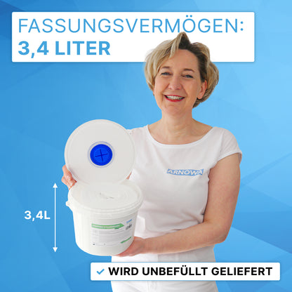 Une femme en chemise blanche tient le seau distributeur ARNOMED pour rouleaux de lingettes de ARNOWA GmbH. Le conteneur ouvert de 3,4 litres, livré non rempli, est idéal pour la désinfection grâce à son grand volume.