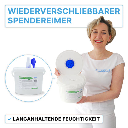 Une femme en chemise blanche tient le seau distributeur ARNOMED pour rouleaux de lingettes de ARNOWA GmbH avec un couvercle bleu dans la main. Illustrés sont à la fois des seaux ouverts et fermés, le texte allemand souligne la construction refermable et la protection durable de l'humidité de désinfection.