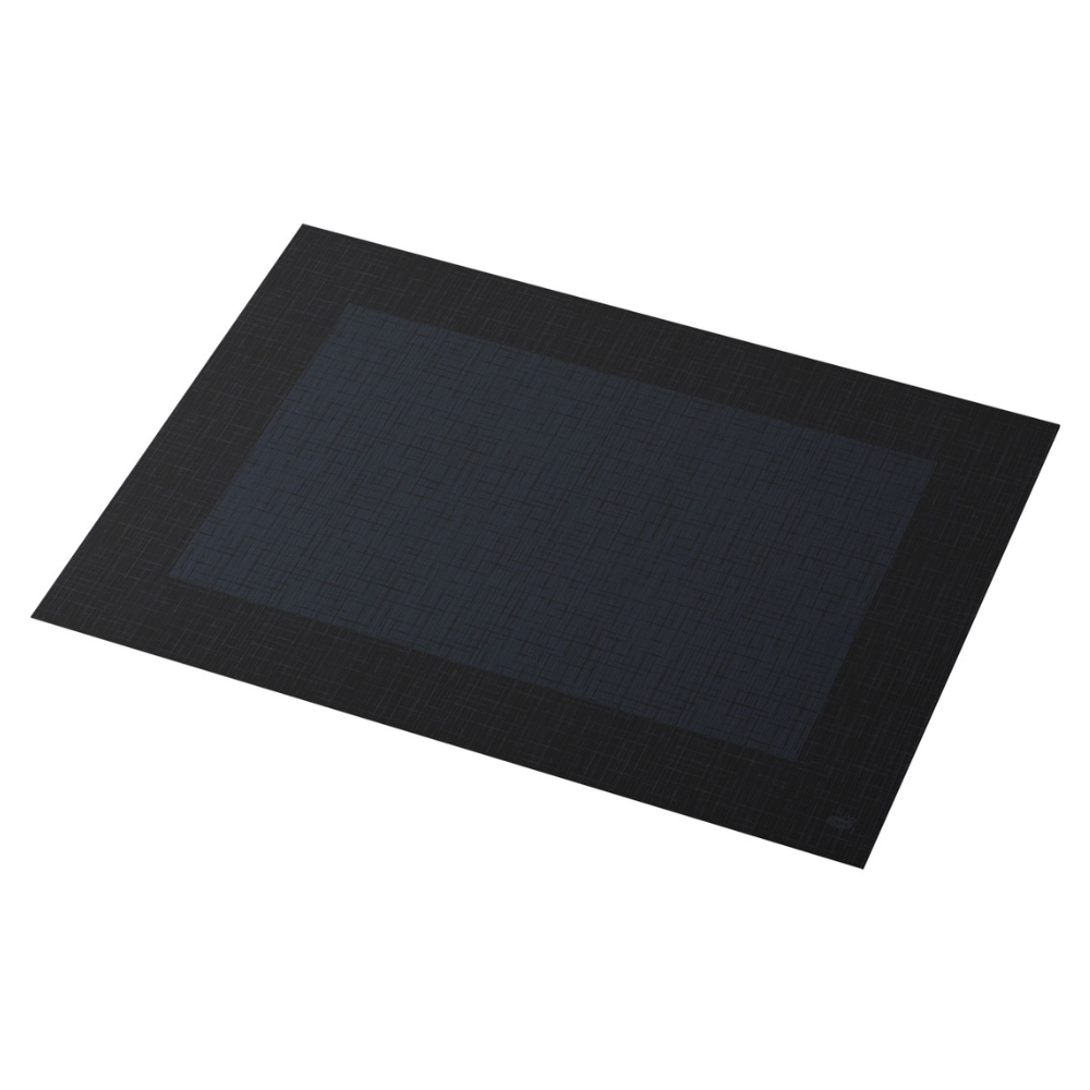 Le set de table Duni Dunicel® 30 x 40 cm Linnea Black de Duni GmbH est un set de table rectangulaire de couleur sombre avec un motif subtil. Il comporte un rectangle central plus foncé entouré d'une bordure plus claire avec une texture tissée, ce qui le rend parfait pour toute salle à manger. Chaque paquet contient 100 pièces.