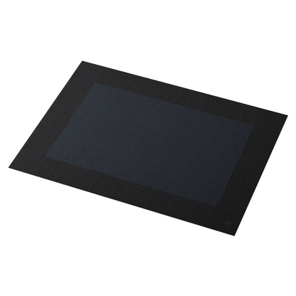 Le set de table Duni Dunicel® 30 x 40 cm Linnea Black de Duni GmbH est un set de table rectangulaire de couleur sombre avec un motif subtil. Il comporte un rectangle central plus foncé entouré d'une bordure plus claire avec une texture tissée, ce qui le rend parfait pour toute salle à manger. Chaque paquet contient 100 pièces.