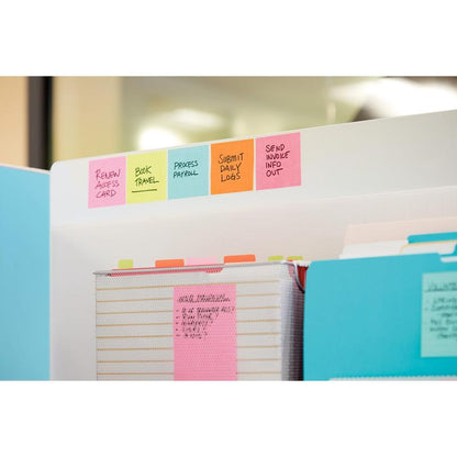Cinq Post-it® Super Sticky Notes (76 mm x 127 mm, 90 feuilles/bloc, 100% PEFC) de 3M Allemagne GmbH montrent sur une feuille de séparation blanche au-dessus de dossiers et d'un tableau d'affichage des tâches de bureau comme la vérification des cartes d'accès et le traitement des fiches de paie.
