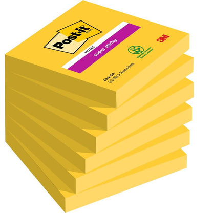 Un paquet de six blocs de Post-it® Notes rectangulaires jaunes, 76 x 76 mm, 90 feuilles par bloc de 3M Deutschland GmbH. Le bloc supérieur est muni d'une étiquette "Super Sticky" magenta. Fabriqué à partir de papier certifié PEFC à 100% (SGSCH-PEFC-COC-110078).