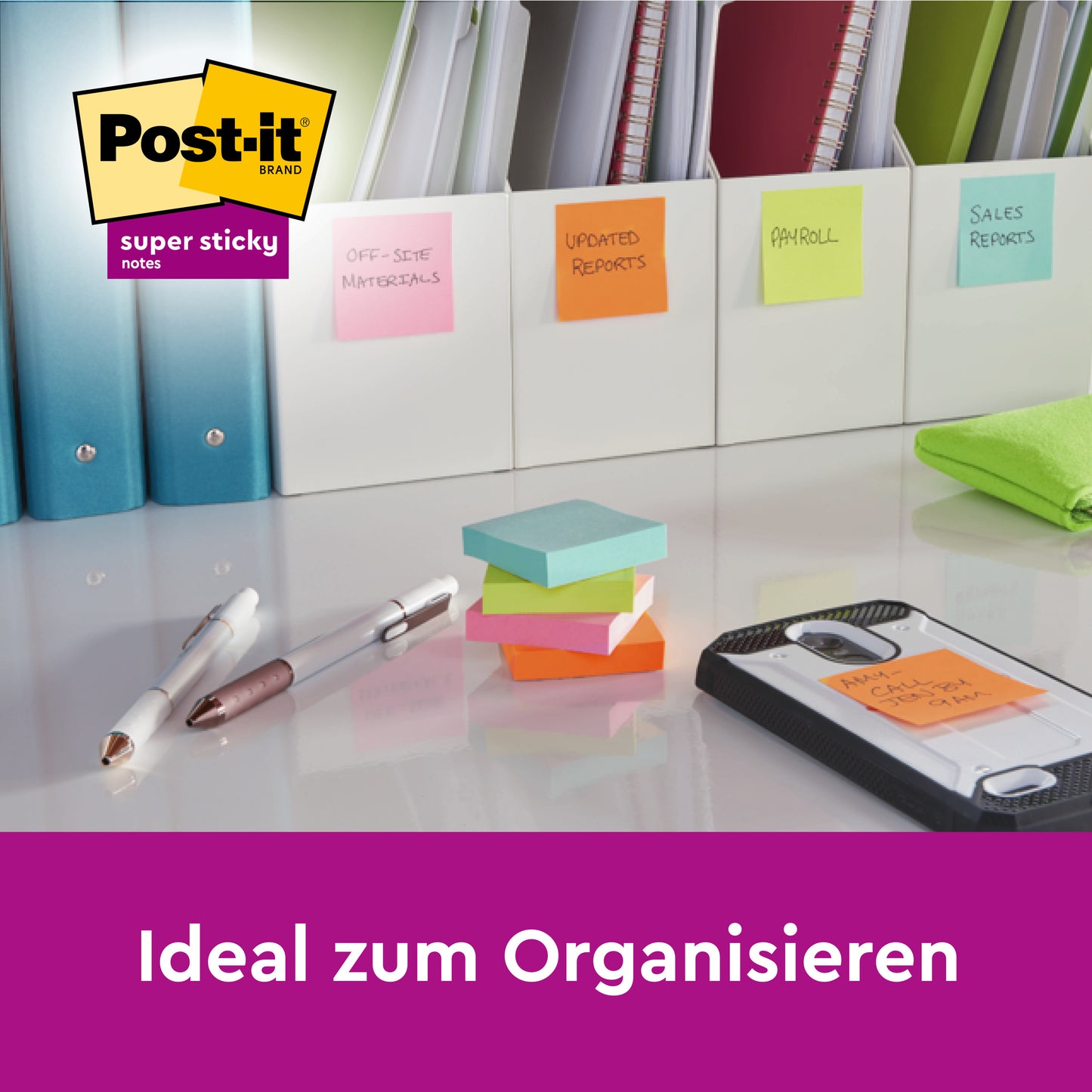 Ein aufgeräumter Schreibtisch zeigt Ordner, die mit bunten Post-it® Super Sticky Notes (47,6 mm x 47,6 mm, 90 Blatt/Block, 100% PEFC) der 3M Deutschland GmbH beschriftet sind. Über dem Post-it Super Sticky Logo steht der Text "Ideal zum Organisieren".