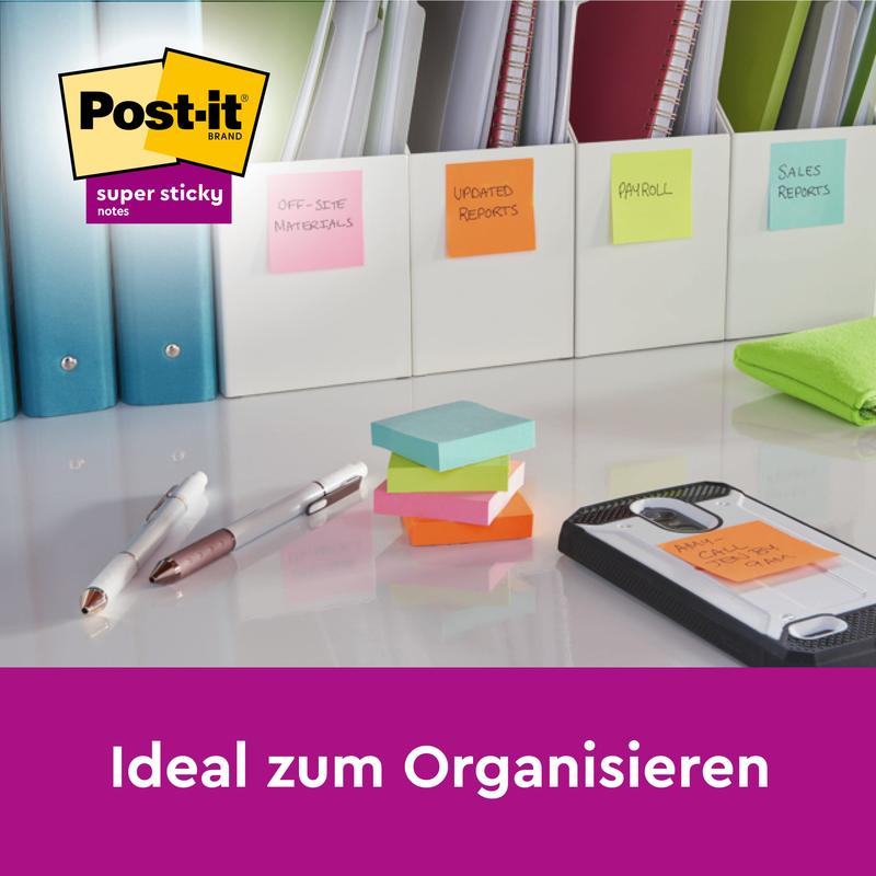 Plusieurs piles de 3M Post-it® Super Sticky Notes (76x127 mm, 90 feuilles/bloc, 100% PEFC) sont sur un bureau avec des stylos, un classeur et des dossiers étiquetés avec des notes autocollantes. Le texte dit "Idéal pour organiser" au-dessus du logo Post-it.