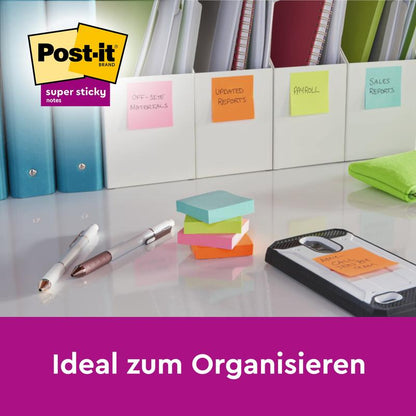 Plusieurs piles de 3M Post-it® Super Sticky Notes (76x127 mm, 90 feuilles/bloc, 100% PEFC) sont sur un bureau avec des stylos, un classeur et des dossiers étiquetés avec des notes autocollantes. Le texte dit "Idéal pour organiser" au-dessus du logo Post-it.