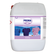 Ein weißer 20-kg-Behälter mit Dr. Schnell PRIMA 40 der DR.SCHNELL GmbH & Co. KGaA ist mit einem lilafarbenen "Made in Germany"-Etikett und Bildern von bunten Hemden versehen, die auf seine Verwendung als Reinigungsmittel für industrielle Anwendungen hinweisen.