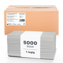 Un paquet de 5 000 serviettes en papier ARNOMED 25 x 23 cm | V-FALZ de la société ARNOWA GmbH est empilé devant un carton brun, enveloppé d'une bande blanche portant l'inscription "5000 pièces 1 pli" - serviettes idéales pour les salles de bain.