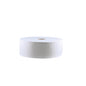 Un rouleau de papier toilette recyclé CWS, perforé, blanc, 2 couches | Carton (6 rouleaux) de CWS est représenté de côté sur un fond blanc simple.