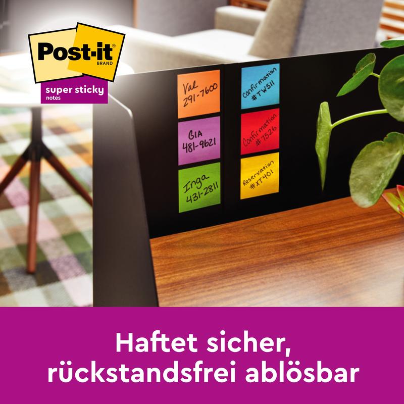 Un moniteur d'ordinateur montre six Post-it® Super Sticky Notes colorés 3M (76x127mm, 90 feuilles, 100% PEFC) avec des noms et chiffres écrits à la main. En arrière-plan, une plante et des meubles de bureau sont visibles. Un texte allemand apparaît en dessous.