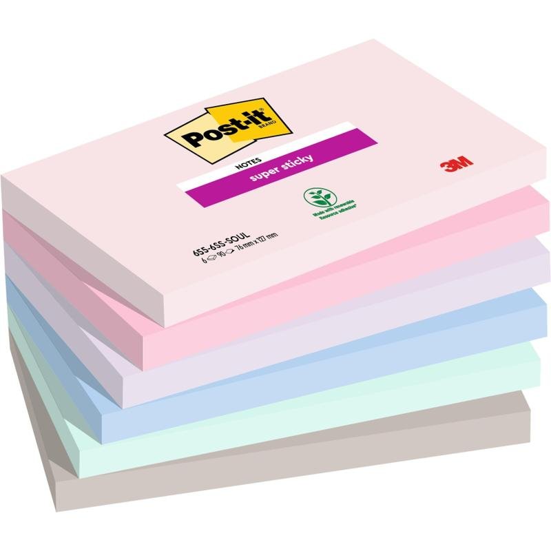 Une pile de six Post-it® Super Sticky Notes pastel (76x127 mm, 90 feuilles chacun, 100% PEFC) de 3M Allemagne GmbH est disposée en diagonale et montre les logos de la marque et un symbole de recyclage sur le bloc supérieur.