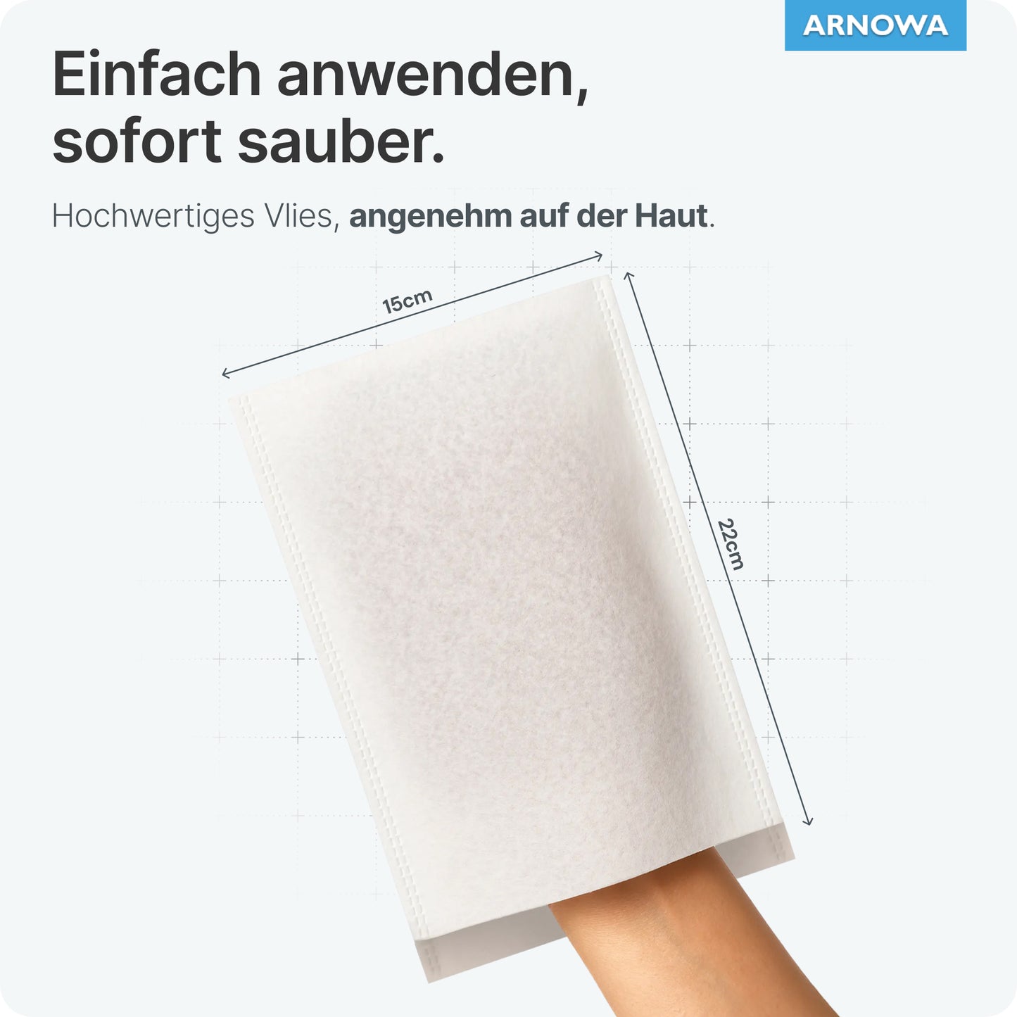 Une main est insérée dans un gant de toilette jetable ARNOMED Spunlace avec PE (22x15 cm). Le produit d'ARNOWA GmbH est hydrofuge, doux pour la peau et facile à utiliser. Logo ARNowa en haut à droite de l'image. Sachet de 50 pièces.