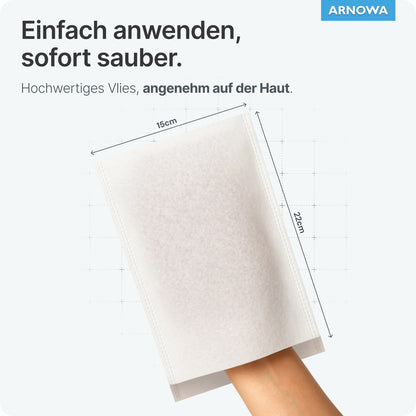 Une main est insérée dans un gant de toilette jetable ARNOMED Spunlace avec PE (22x15 cm). Le produit d'ARNOWA GmbH est hydrofuge, doux pour la peau et facile à utiliser. Logo ARNowa en haut à droite de l'image. Sachet de 50 pièces.