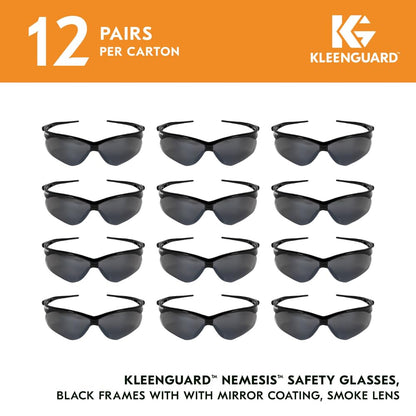 Zwölf Paar Auslaufartikel: KleenGuard® V30 Nemesis™ Schutzbrille - Smoke Spiegel von Kimberly-Clark GmbH sind in einem Raster angeordnet, mit "12 Paar pro Karton" und den unten aufgeführten Produktdetails.