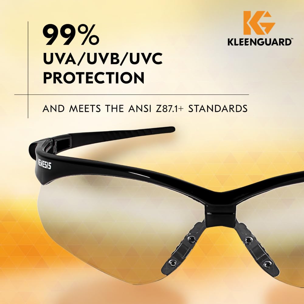Eine Schachtel KleenGuard® V30 Nemesis™ Schutzbrille (beschlagfrei, transparent, 12 Stück) von Kimberly-Clark GmbH ist auf einem gelben Farbverlauf mit Text abgebildet: "99 % UVA/UVB/UVC-Schutz", "ANSI Z87.1+" und dem Kleenguard-Logo oben rechts.