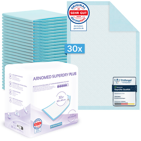 Une pile de 30 alèses hospitalières super absorbantes ARNOMED SUPERDRY PLUS avec SAP d'ARNOWA GmbH est illustrée à côté de l'emballage avec des sceaux de certification et de qualité visibles ; une alèse super absorbante est visible dans le coin supérieur droit.