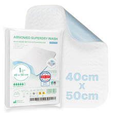Die ARNOMED SUPERDRY WASH Waschbare Bettschutzunterlage von ARNOWA GmbH, 40x50cm, weiß mit hellblauer Unterseite und Superdry-Technologie. Verpackung mit Produktdetails und Pflegehinweisen auf Deutsch.